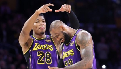 开云体育官方网-湖人打造东詹组合能走多远？40岁詹皇仍巅峰愿让权