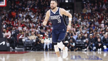 开云体育网页版入口-克莱谈三分Zone：找到空位&amp;调整姿势出手 当我有信心时都能投进